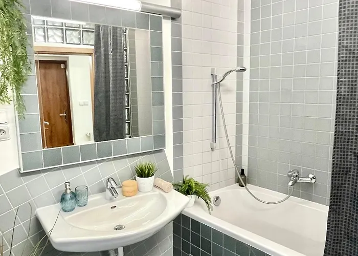 Apartment Bond Location Air Conditioned *