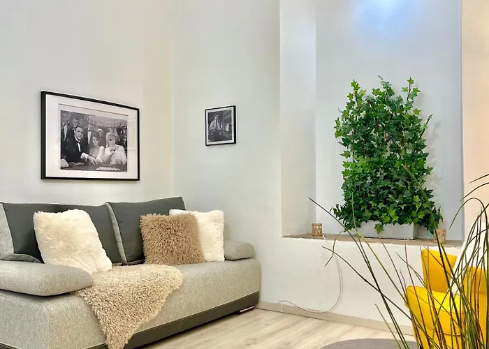 Bond Location Air Conditioned Apartment