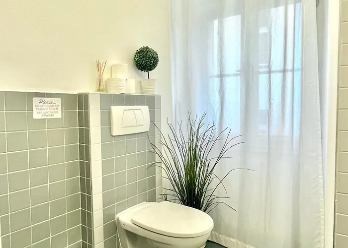 Apartment Bond Location Air Conditioned