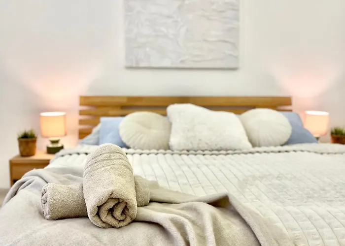 Bond Location Air Conditioned Apartment